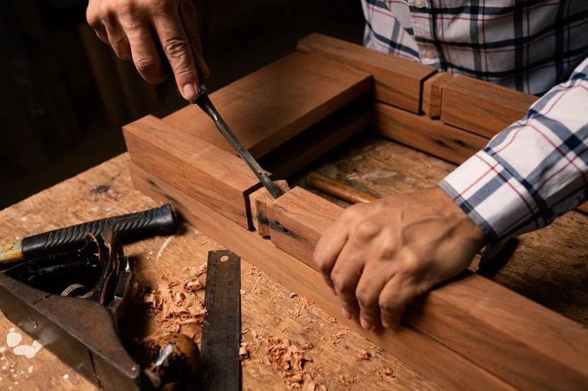 using-chisel-to-shape-the-wood